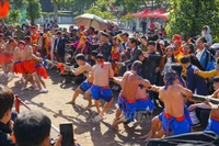 A folk game at a traditional festival in Hanoi (Photo: VNA)