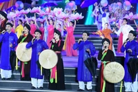 Artists perform Quan Ho (love duet) singing - a UNESCO Intangible Cultural Heritage of Humanity. (Photo: VNA)