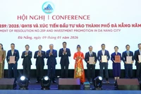 Certificates of membership in the Vietnam International Financial Centre in Da Nang are awarded at the conference on January 9. (Photo: VNA)