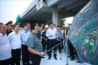 Prime Minister Pham Minh Chinh inspects the construction progress of the Chau Doc - Can Tho - Soc Trang expressway project, specifically the section passing through Long Hung commune, Can Tho city, on December 28, 2025. (Photo: VNA)