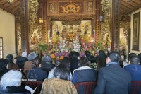 The Vietnamese community in France pray for peace at the Truc Lam Zen Monastery. (Photo: VNA)