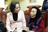 Vice Chairwoman Nguyen Thi Thanh visits Vietnamese Heroic Mother Nguyen Thi Thom. (Photo: VNA)
