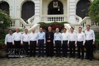 Secretary of the Party Committee of Ho Chi Minh City Tran Luu Quang (fifth, left) visits and extends New Year greetings to the Archbishop’s Palace of the Ho Chi Minh City Archdiocese on February 10 (Photo: VNA) 