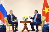 Prime Minister Pham Minh Chinh (R) meets with Russian Railways CEO Oleg Belozyorov (Photo: VNA)
