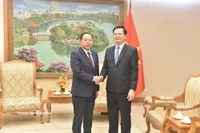 Deputy Prime Minister Mai Van Chinh (R) receives Chay Borin, Minister of Cult and Religion of Cambodia, in Hanoi on March 25 (Photo: VNA)
