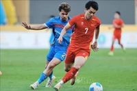 Vietnam’s U22 team (in red) defeat the Philippines’ U22 side (in blue) in the men’s football semifinal at the 33rd SEA Games on December 15, 2025. (Photo: VNA)