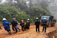 Workers of the Quang Tri power company are overcoming difficulties to restore electricity supply to all remote villages before December 15. (Photo: VNA)