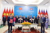 Party General Secretary To Lam and CPP President Hun Sen witness the exchange of the 2026 cooperation plan between the Vietnamese Ministry of Public Security and the Cambodian Ministry of Interior. (Photo: VNA)