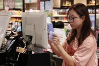 QR code transactions increased by 106.24% in volume and 128.15% in value. (Photo: vietnambiz.vn)