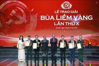 Party General Secretary To Lam and PM Pham Minh Chinh honour the first prize winners. (Photo: VNA)