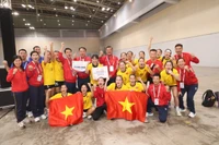 The players and coaching staff of the Vietnamese women’s handball team celebrate their SEA Games 33 gold medal. (Photo: VNA)