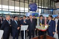 Party General Secretary To Lam, Prime Minister Pham Minh Chinh and other Party and State leaders visit a science and technology exhibition marking the 50th founding anniversary of Petrovietnam. (Photo: https://www.pvn.vn/)