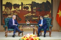 Prime Minister Pham Minh Chinh (right) and RMIT President and Vice-Chancellor Professor Alec Cameron at their meeting on April 2 (Photo: VNA)