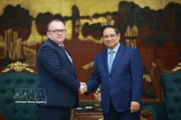 Prime Minister Pham Minh Chinh (right) and Chairman of the Belarusian State Forensic Examination Committee Volkov Alexei Aleksandrovich at their meeting on April 2 (Photo: VNA)