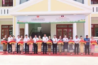 Representatives from both countries cut the ribbon to inaugurate the Friendship Primary and Secondary School in Salavan province of Laos (Photo: VNA)