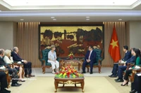 An overview of the meeting between Prime Minister Pham Minh Chinh (right) and visiting delegation from the Eisenhower Fellowships (Photo: VNA)