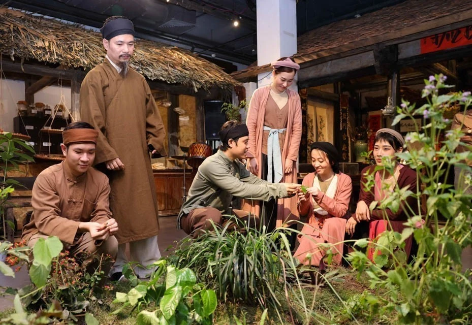 An exhibition featuring medicinal plants, pharmaceutical products, and traditional medicine preparation areas and aiming to honor the practice of Vietnamese traditional medicine takes place at the Old Quarter Cultural Exchange Centre, 50 Dao Duy Tu Street, Hoan Kiem district in Hanoi. (Photo: VNA)