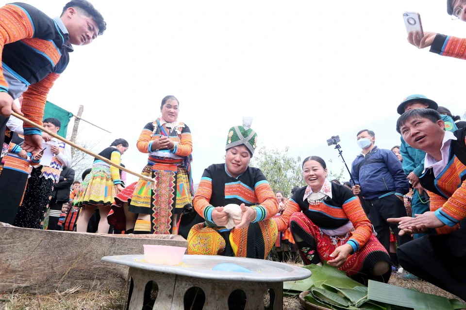 Local residents compete in making traditional sticky rice cakes (banh day) during Nao Pe Chau festival in Hua Nhan commune, Bac Yen district. (Photo: VNA)