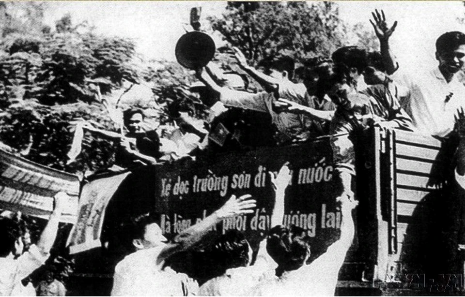 Youth from northern Vietnam enthusiastically join the "Three Readiness" movement in the 1960s and enlisted in the army to fight for the nation. (Photo: Published by VNA)