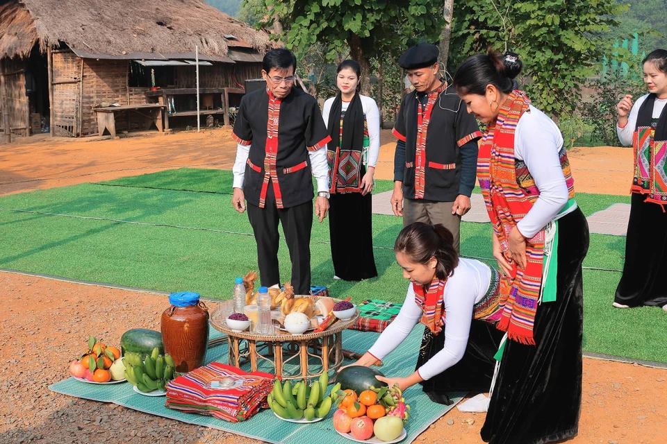 As one of the most significant and sacred ceremonies of the Thai ethnic people, preparations for the celebration are meticulous, featuring numerous offerings, with rice liquor being an indispensable element for welcoming guests. (Photo: VNA)