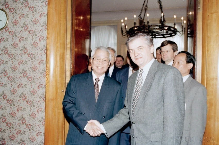 Polish Prime Minister Włodzimierz Cimoszewicz welcomes and holds talks with Vietnamese Prime Minister Vo Van Kiet during his official visit to Poland (Warsaw, May 20, 1997). (Photo: VNA)