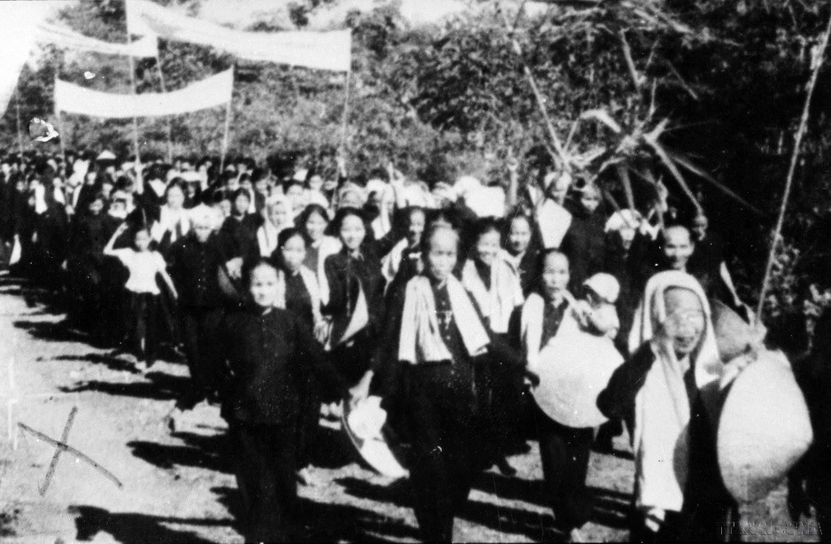 On January 17, 1960, under the leadership of the Ben Tre Provincial Party Committee, the people rose in the remarkable General Uprising (Dong Khoi) movement. Millions of people, regardless of age, gender, ethnicity, or religion, united to launch an uprising that transformed the southern revolution from a defensive position into a strategic offensive. The "Long-Haired Army" emerged during this movement, symbolizing the Vietnamese people’s patriotism. In the photo: The "Long-Haired Army" in Ben Tre province protests against the US and the US-aided and abetted Sai Gon regime. (Photo: former Liberation News Agency-now Vietnam News Agency)