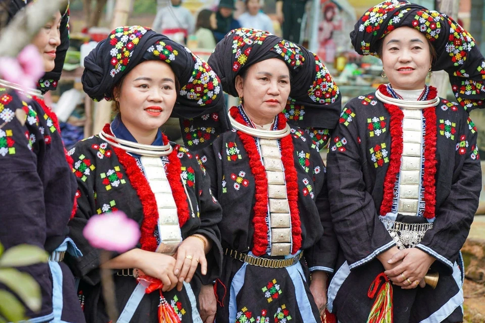 Dao ethnic people place great importance on their clothing. A typical outfit for Dao Tien women includes a blouse, headscarf, pants, belt, and leg wraps. Beyond these essential components, Dao Tien ethnic women enhance their attire with intricate silver jewelry for added elegance. (Photo: VNA)