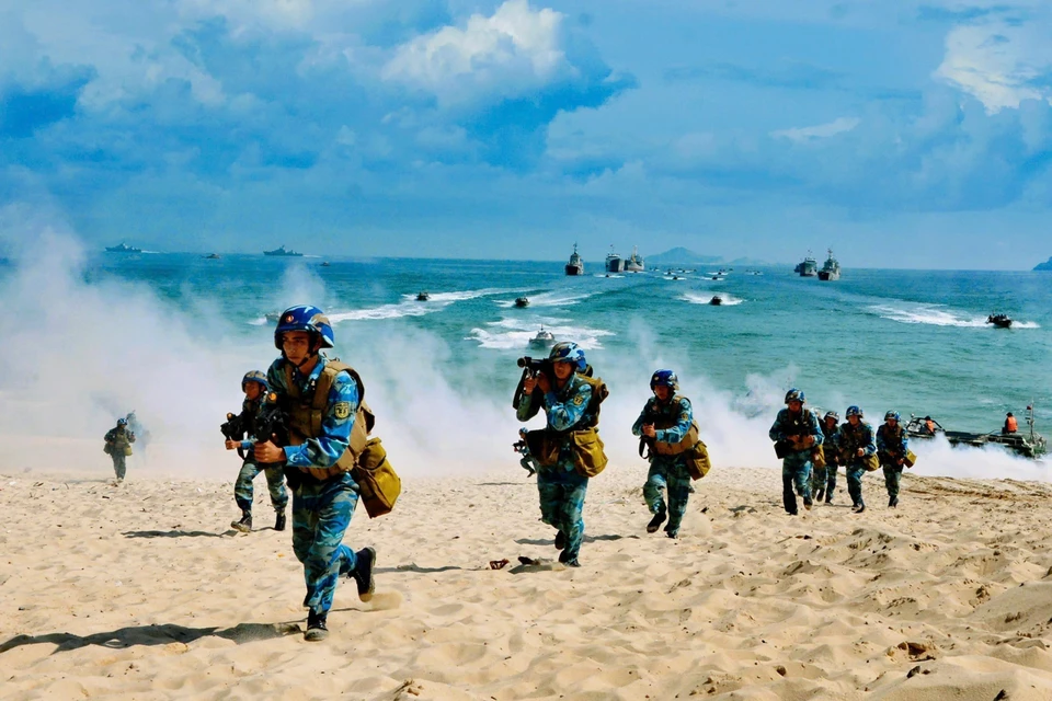 Officers and soldiers of the Naval Region 4 Command during a defense drill. (Photo: Published by VNA)