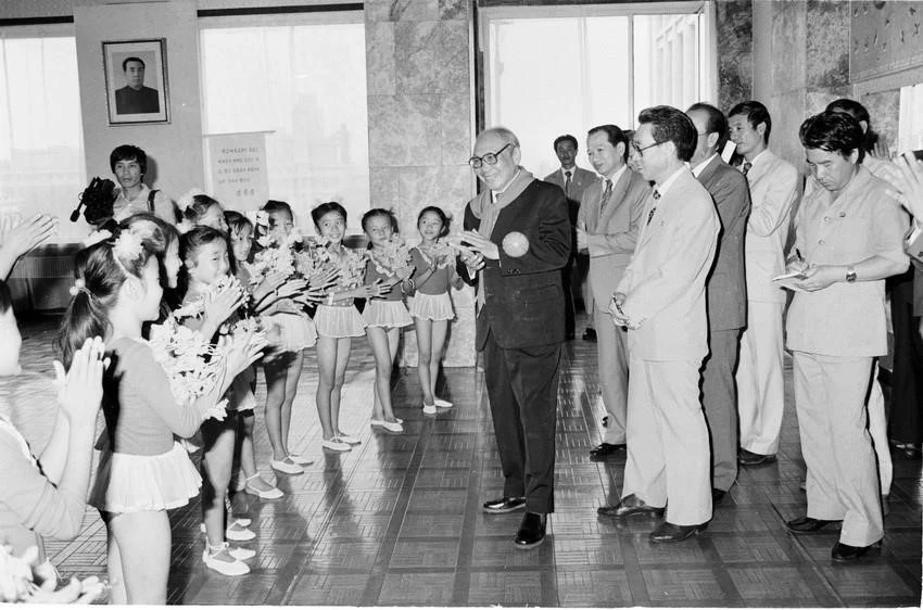 State Council Chairman Vo Chi Cong with children of the DPRK during his visit to the country, September 1988. (Photo: VNA)