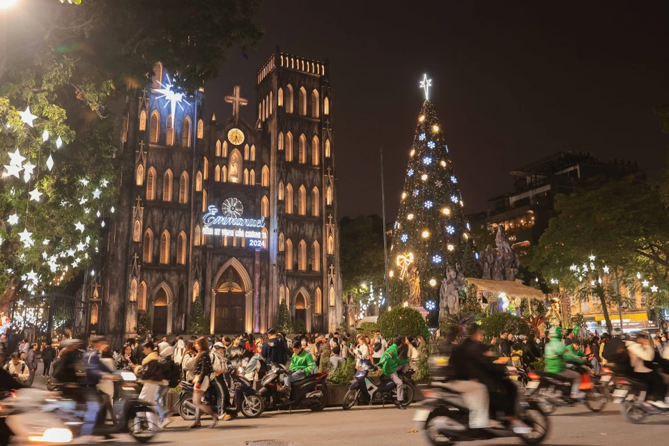 Parishioners, residents of the capital city, and tourists gather at St. Joseph's Cathedral in Hanoi to celebrate the Christmas season. (Photo: VNA)