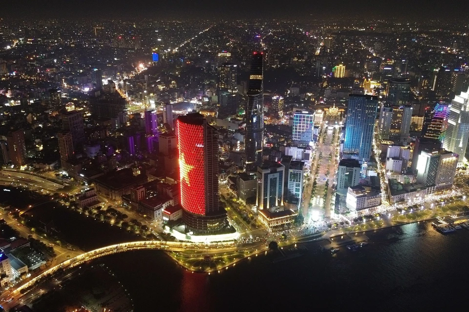 An aerial view of Ho Chi Minh City by the Saigon river with illuminated skysrappers. (Photo: VNA)