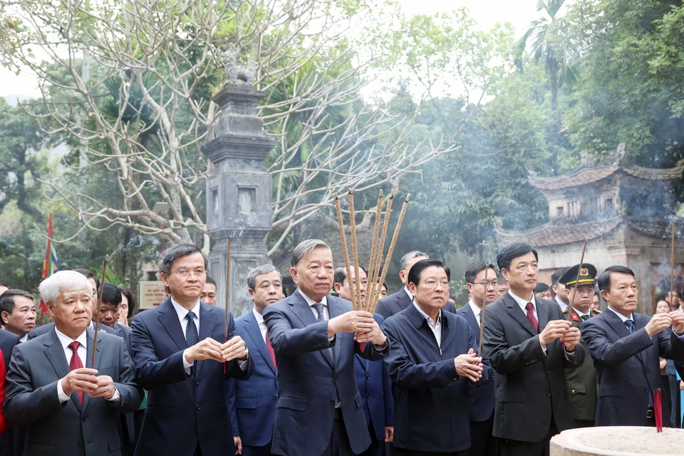 Party General Secretary To Lam and the central delegation offer incense at the Temple of King Le Dai Hanh. (Photo: VNA)