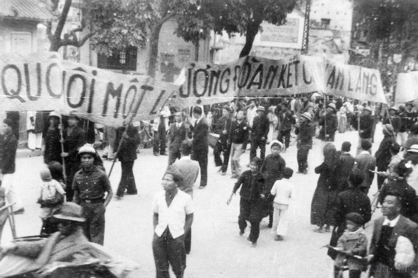 Workers in Hanoi show support for the first general election. (Photo: VNA Archives)