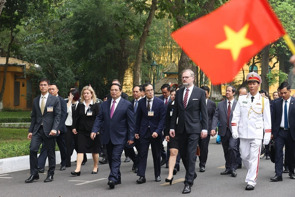 Prime Minister Pham Minh Chinh hosts a welcome ceremony for Czech Prime Minister Petr Fiala during his official visit to Vietnam (April 21, 2023). (Photo: VNA)