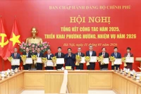 Prime Minister Pham Minh Chinh presents Certificates of merit from the Government’s Party Committee to individuals with outstanding achievements. (Photo: VNA) 