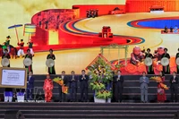 Politburo member, Secretary of the Party Central Committee and Chairman of its Commission for Inspection Tran Sy Thanh; and Deputy Prime Minister Mai Van Chinh congratulate Bac Ninh province. (Photo: VNA)