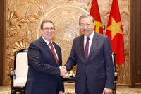 Party General Secretary To Lam (R) receives Bruno Rodríguez Parrilla, Politburo member and Minister of Foreign Affairs of Cuba, who is visiting Vietnam as special envoy of the Communist Party and the State of Cuba (Photo: VNA)