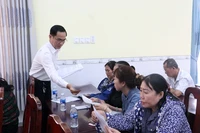 The Can Tho Sub-department of Fisheries and Fisheries Surveillance conducts a survey to gather fishermen’s opinions on a resolution on job transition and another on VMS fee support for the 2026–2028 period. (Photo: VNA)