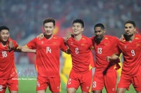 Do Duy Manh (C) celebrates with his teammates after scoring the opening goal in the 6th minute. (Photo: VNA) 