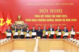 Prime Minister Pham Minh Chinh presents Certificates of merit from the Government’s Party Committee to individuals with outstanding achievements. (Photo: VNA) 