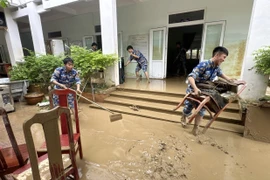 After floodwaters recede, military units stationed in Khanh Hoa assist in addressing the flood aftermath at local schools. (Photo: VNAl)