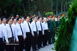 Prime Minister Le Minh Hung (fourth from left, first row) and other delegates offer flowers and incense at the monument of late Party General Secretary Tran Phu and the memorial stele dedicated to fallen heroes and martyrs at Le Thi Rieng Park. (Photo: VNA)