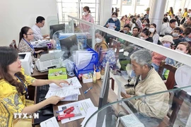 Citizens handle administrative procedures at the Can Tho City Public Administrative Service Centre. (Photo: VNA) 