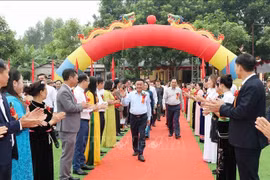 Politburo member and permanent member of the Party Central Committee’s Secretariat Tran Cam Tu (C) attends the great national unity festival in Thac Ba commune. (Photo: VNA)