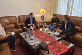 Vietnamese Ambassador to Algeria Tran Quoc Khanh (second from left) talks to reporters from the Algeria Press Service (APS), El Moudjahid newspaper, and Essalam TV (Photo: VNA)