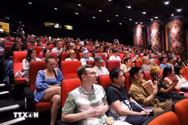 The screening of “Hat giua chieu mua” draws a large number of audience (Photo: VNA)