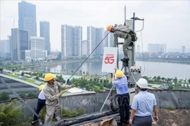 Viettel installs 5G network infrastructure. (Photo: VNA)