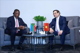 Vietnamese Prime Minister Pham Minh Chinh (R) receives South African Deputy President Paul Mashatile. (Photo: VNA)