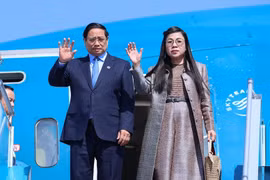 Prime Minister Pham Minh Chinh and his spouse Le Thi Bich Tran return to Hanoi. (Photo: baochinhphu.vn)