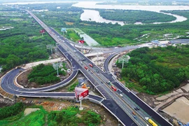 To promote growth and achieve the challenging goal of high growth in 2025, Ho Chi Minh City is focusing on accelerating the disbursement of public investment. (Illustrative image: VNA)